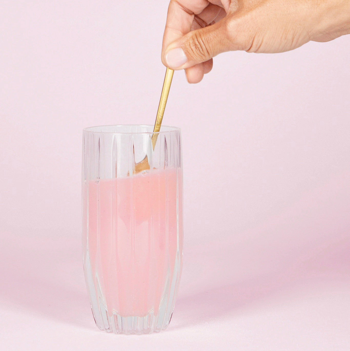 Beautyhacker Collagen Drink im Glastiegel für Nachhaltigkeit, jetzt mit Kupfer, Selen, doppelter Menge Biotin und Zink für intensivere Effekte, 30 Portionen pro Tiegel.