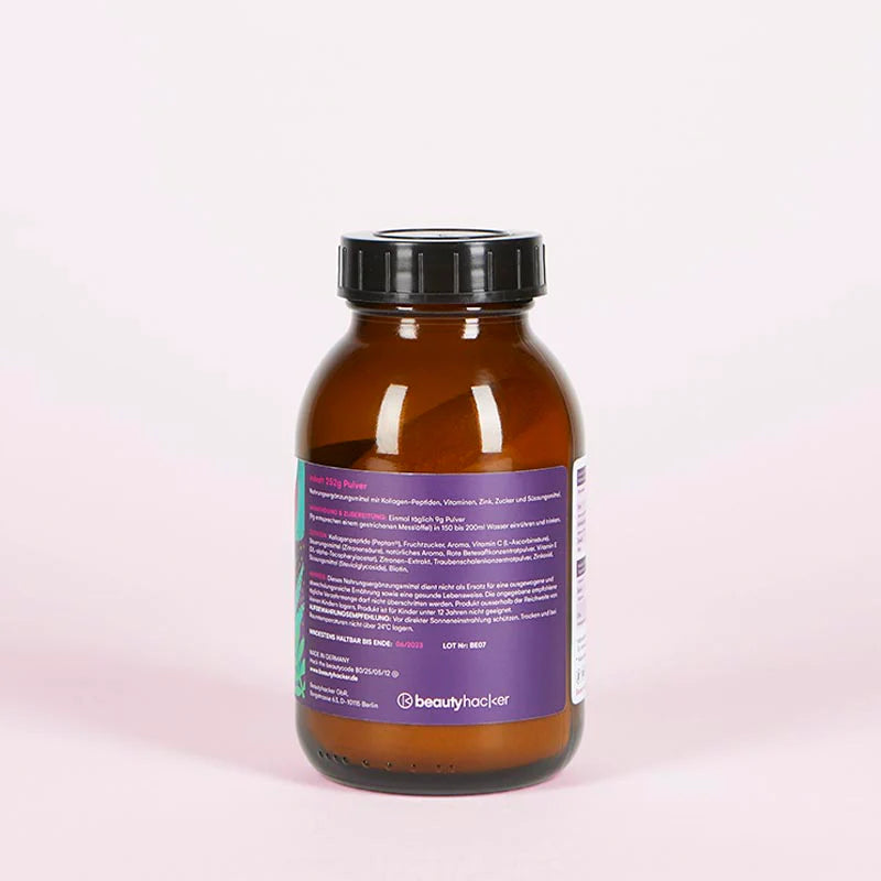 Beautyhacker Wildberry Collagen im umweltfreundlichen, wiederverwendbaren Braunglasbehälter. Enthält eine sorgfältige Mischung aus kollagenreichen Peptiden, Vitaminen und Mineralstoffen, die deine tägliche Schönheitspflege von innen unterstützen. Ideal für den täglichen Genuss in Wasser oder Smoothies – einfach 10 g Pulver in 200 ml Wasser auflösen und genießen. Perfekt für eine einfache Integration in deine Morgenroutine.